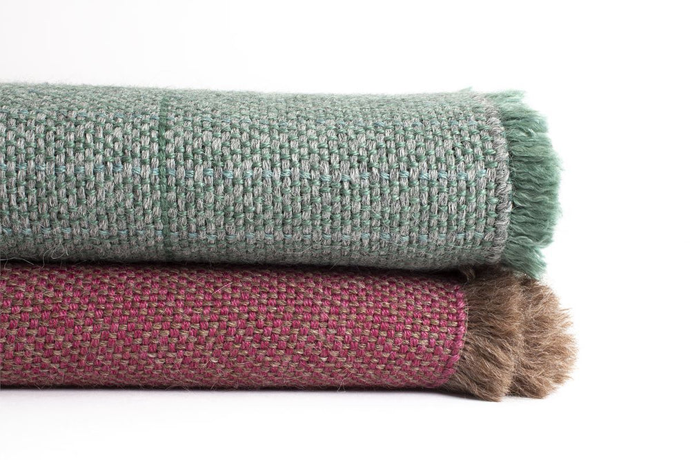 
                  
                    Manta de Alpaca Baby con Seda verde celadón y gris niebla
                  
                