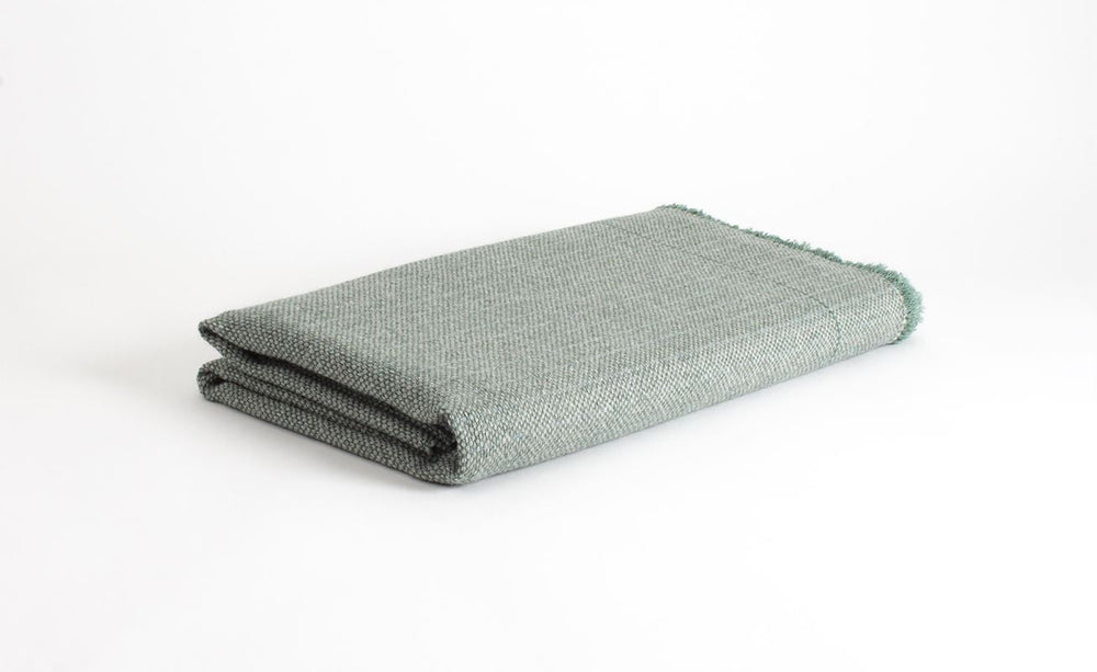 
                  
                    Manta de Alpaca Baby con Seda verde celadón y gris niebla
                  
                