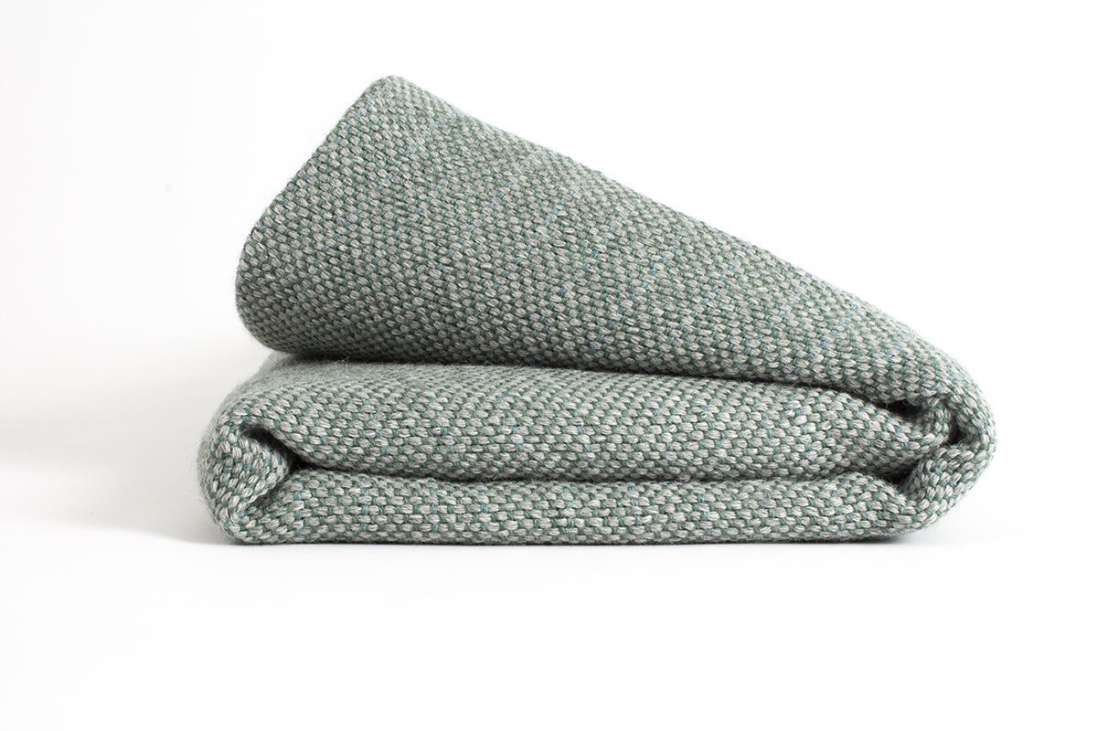Manta de Alpaca Baby con Seda verde celadón y gris niebla