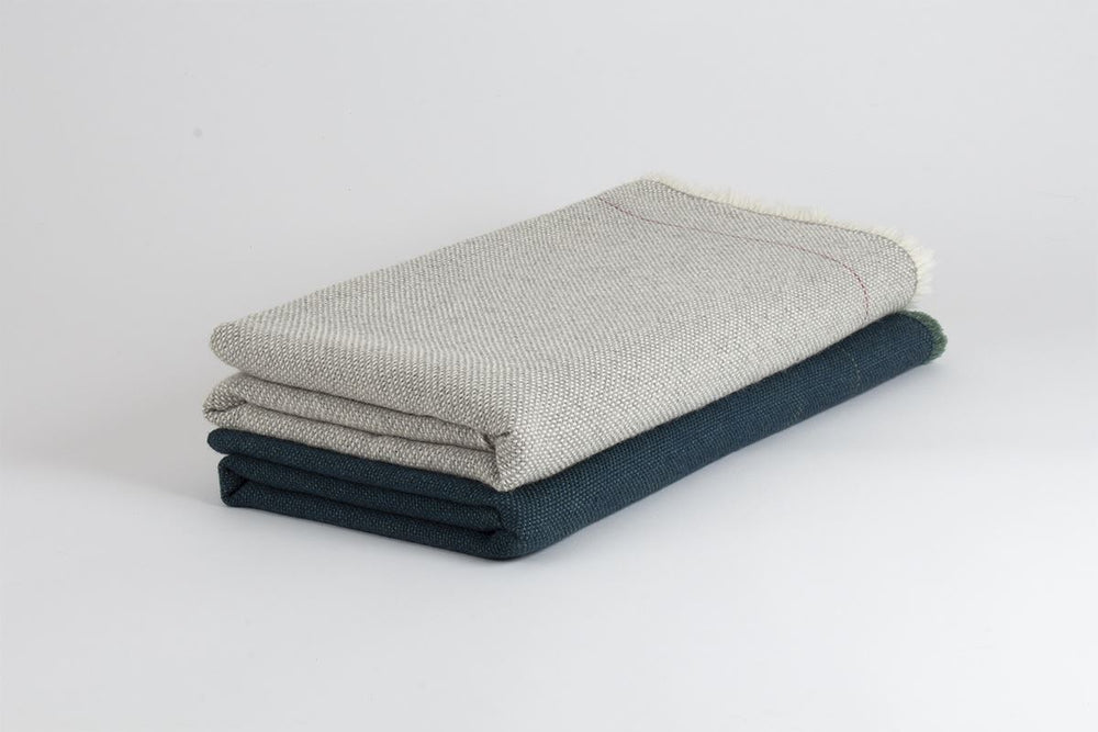 
                  
                    Manta de Alpaca cruda con gris niebla
                  
                