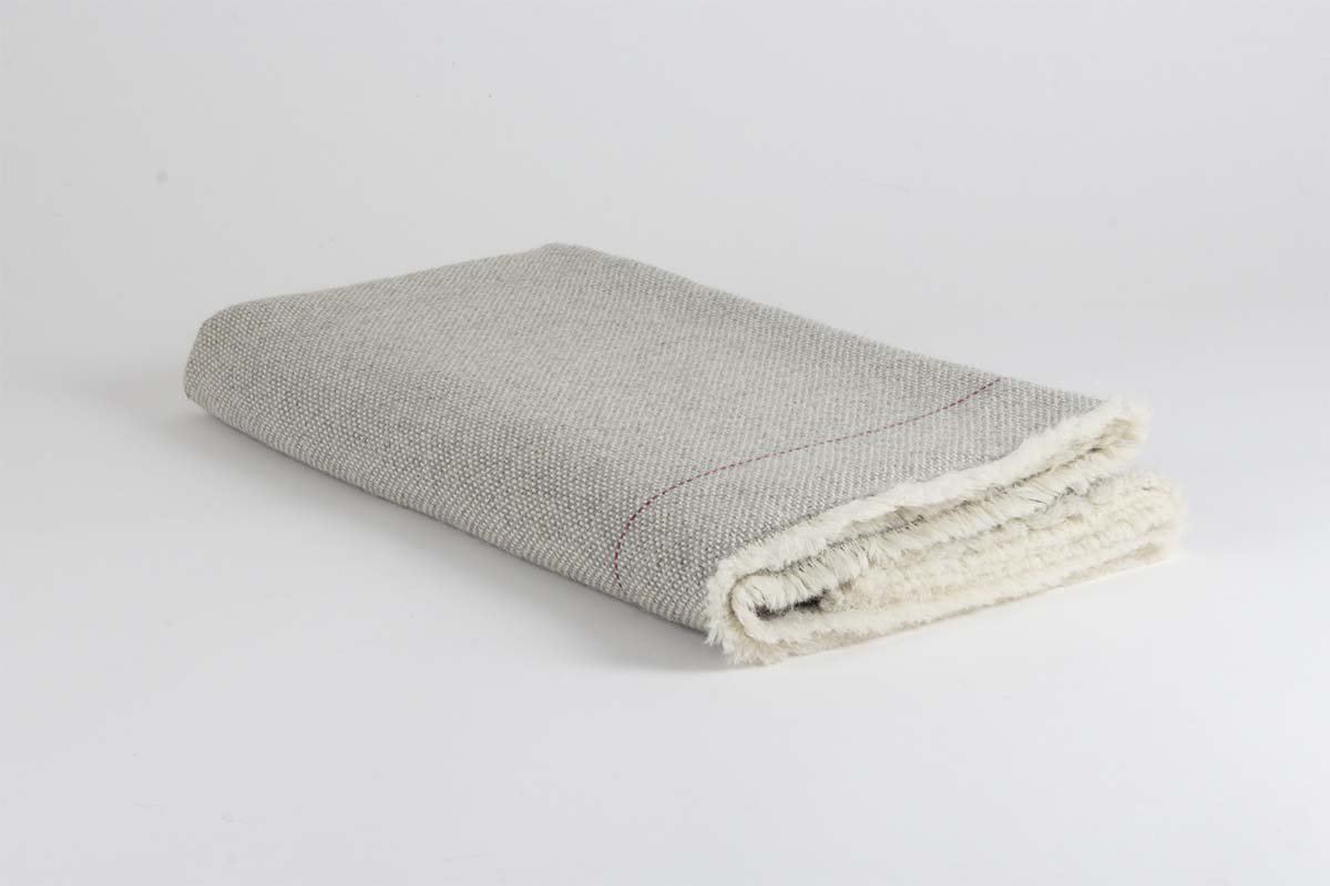 Manta de Alpaca cruda con gris niebla