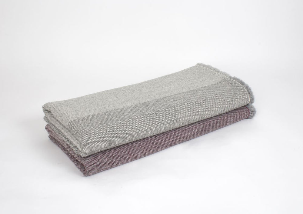 
                  
                    Manta de Alpaca en dos tramos de gris y cruda
                  
                