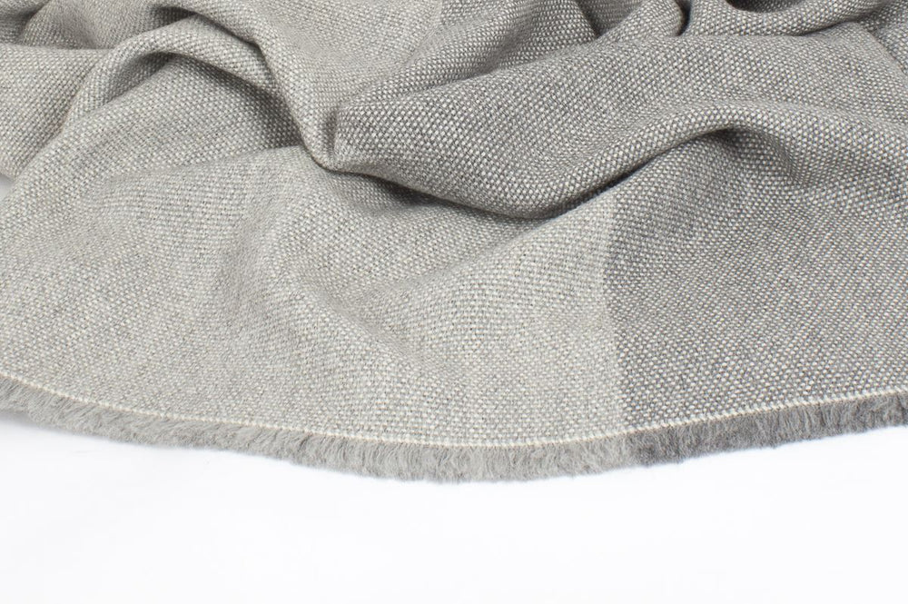 
                  
                    Manta de Alpaca en dos tramos de gris y cruda
                  
                