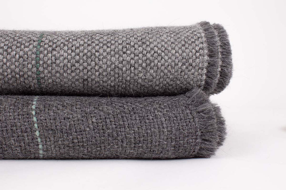
                  
                    Manta de Alpaca gris marengo con gris lluvia, raya verde
                  
                
