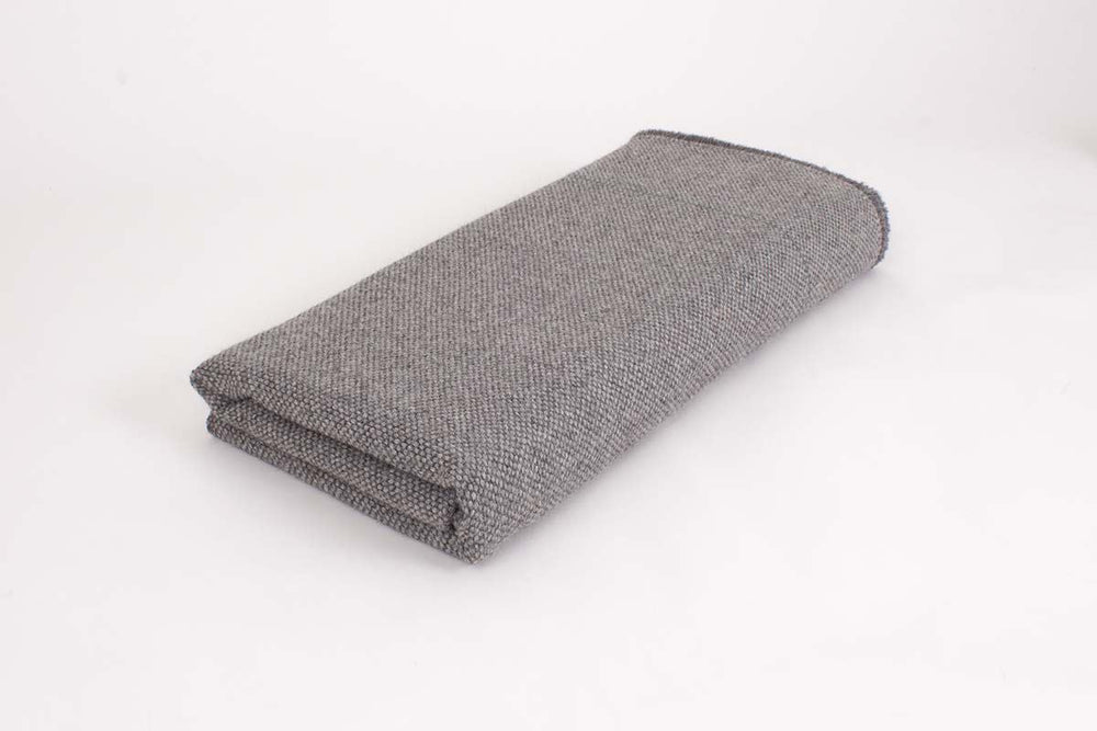 
                  
                    Manta de Alpaca gris marengo con gris lluvia, raya verde
                  
                