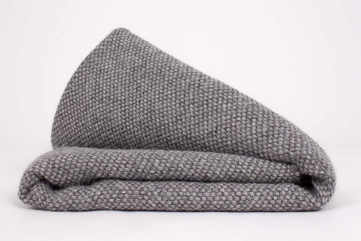 Manta de Alpaca gris marengo con gris lluvia, raya verde