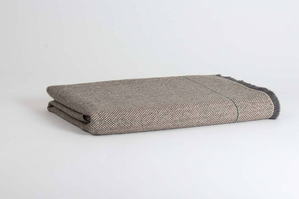 
                  
                    Manta de Alpaca gris marengo con nuez
                  
                