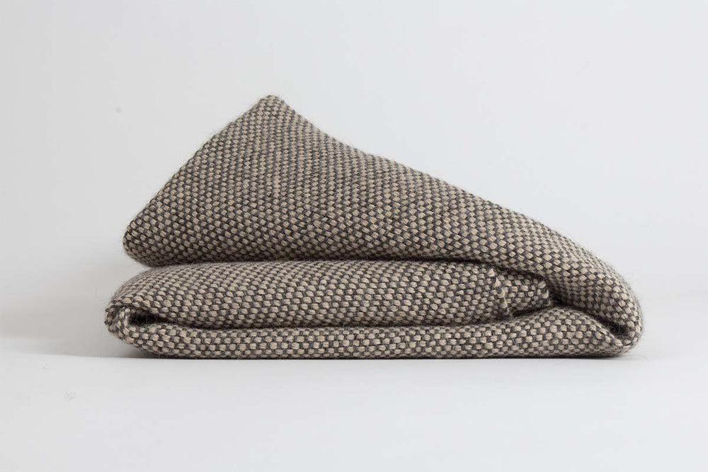 Manta de Alpaca gris marengo con nuez