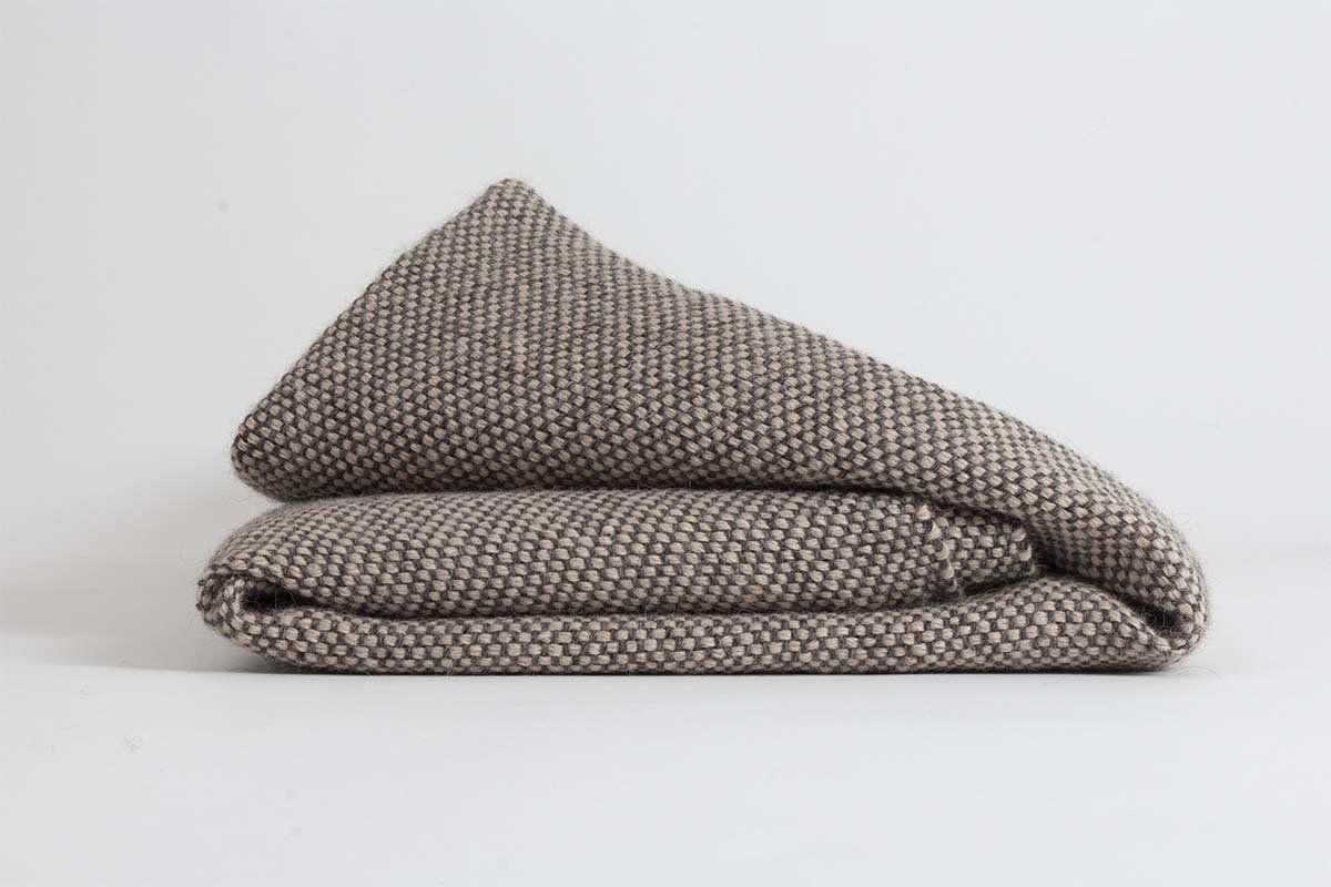 Manta de Alpaca gris marengo con nuez
