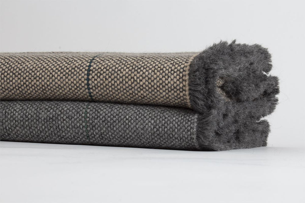 
                  
                    Manta de Alpaca gris marengo con nuez
                  
                
