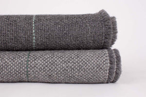 Manta de Alpaca gris oscuro con raya verde claro