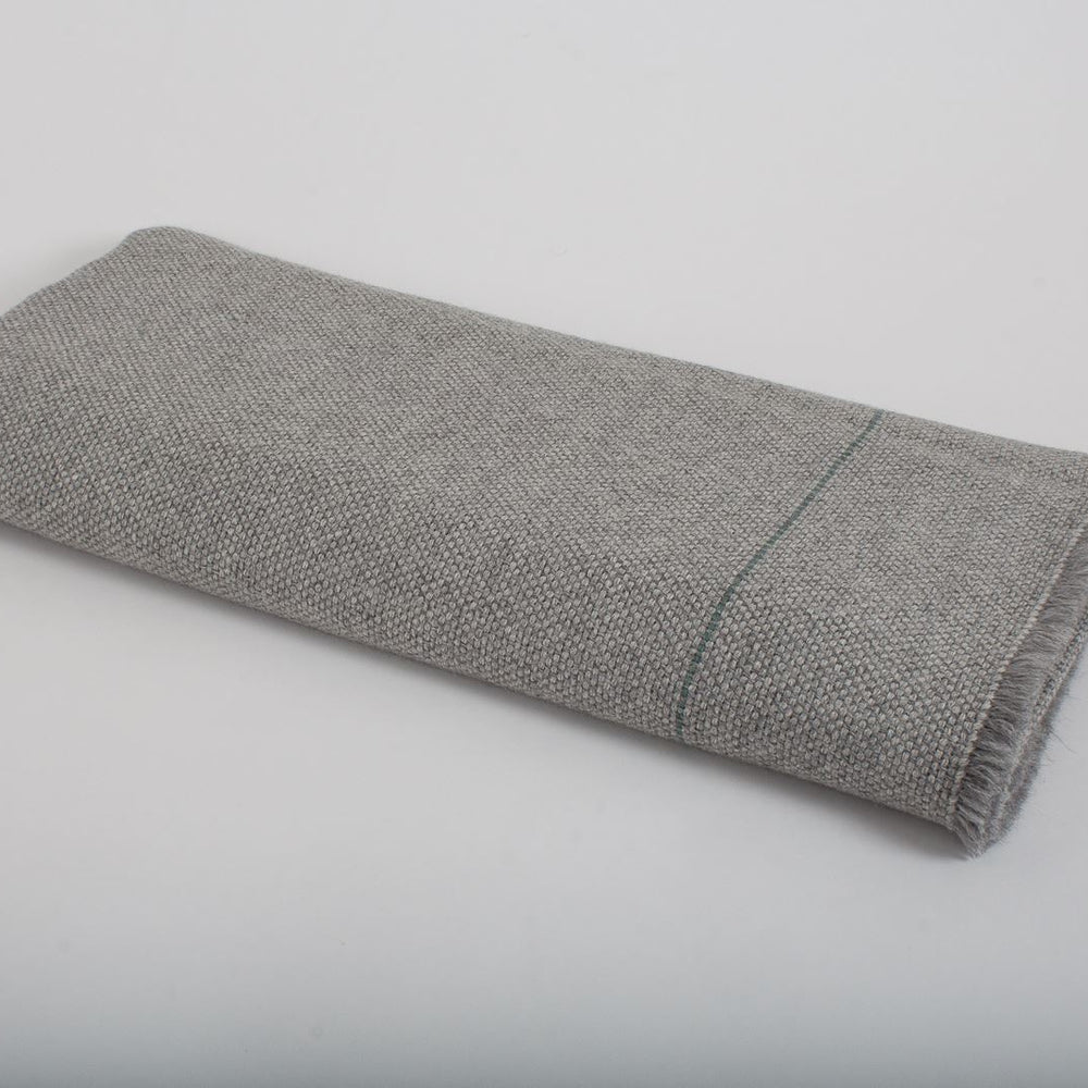 
                  
                    Manta de Alpaca natural gris lluvia
                  
                