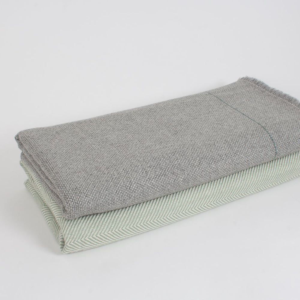 
                  
                    Manta de Alpaca natural gris lluvia
                  
                