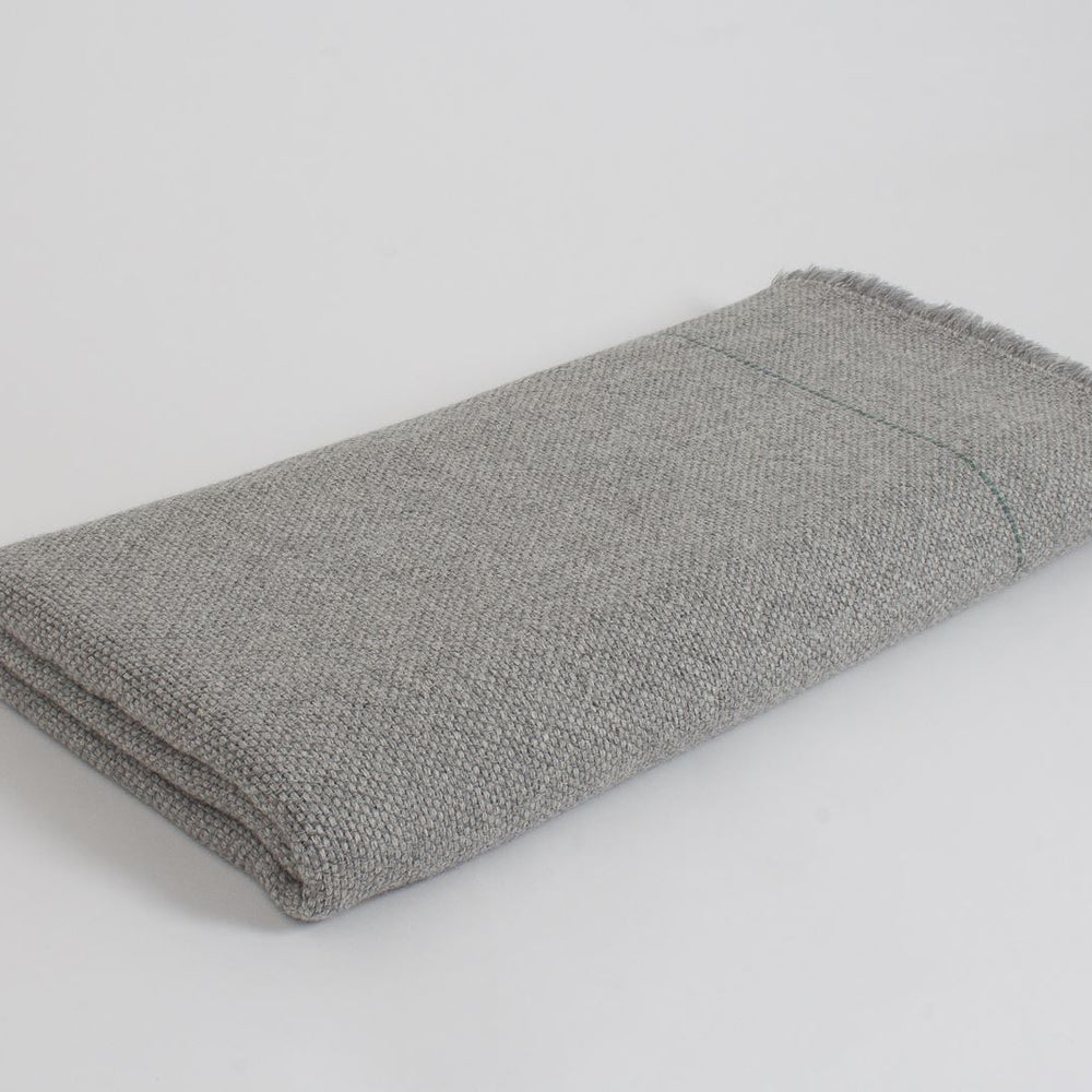 
                  
                    Manta de Alpaca natural gris lluvia
                  
                