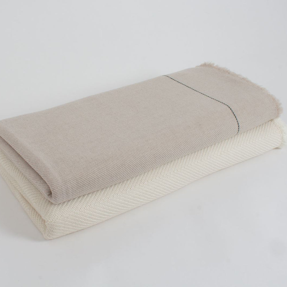 
                  
                    Manta doble faz de Cashmere crudo
                  
                