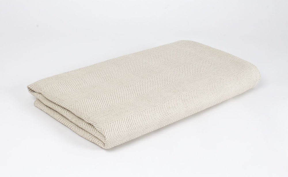 
                  
                    Manta en espiga de Lino gris lejiado con Alpaca cruda
                  
                