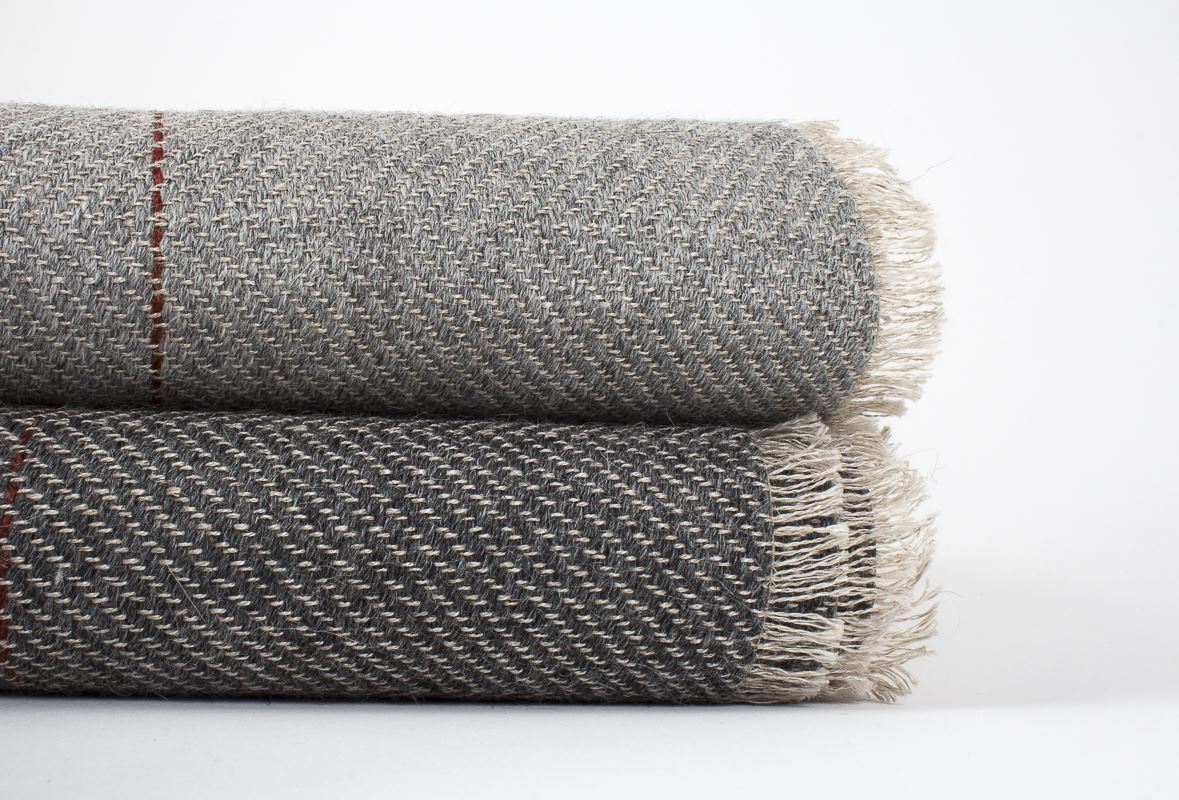 Manta en espiga de Lino gris lejiado con Alpaca gris lluvia