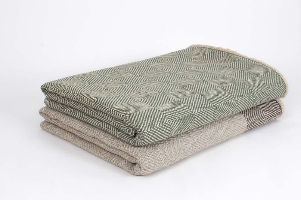 
                  
                    Manta en Ojo de Ganso de Alpaca Baby con Seda verde celadón
                  
                