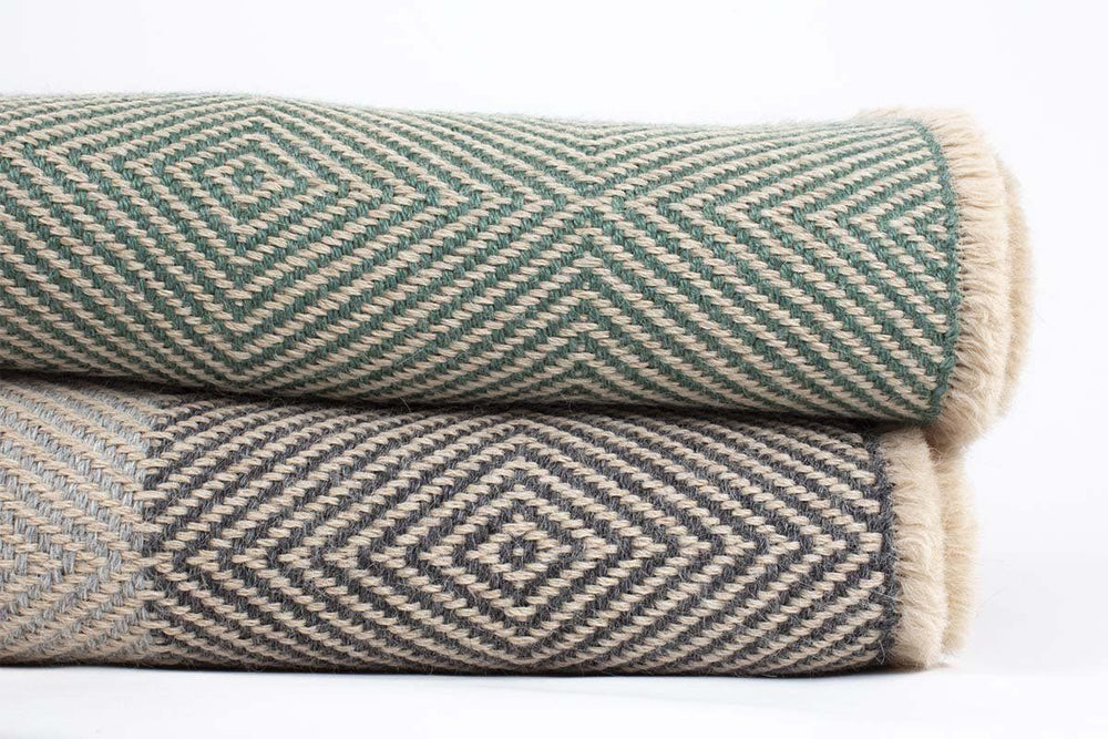 
                  
                    Manta en Ojo de Ganso de Alpaca Baby con Seda verde celadón
                  
                